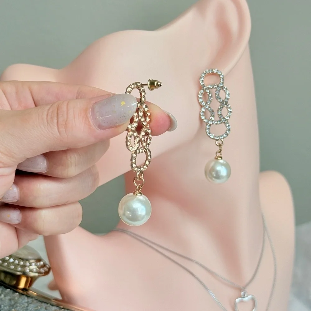 ⚜️ Vintage Design Gold and Pearl Drop Earrings